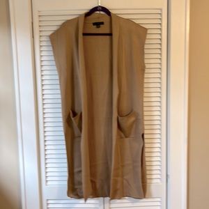 Sleeveless long cardigan.